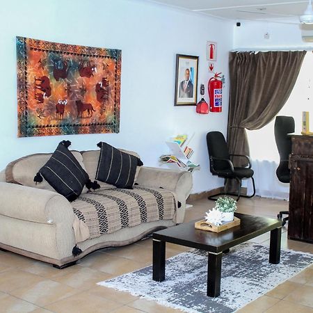 Thamalakane Guest House Маун Екстериор снимка